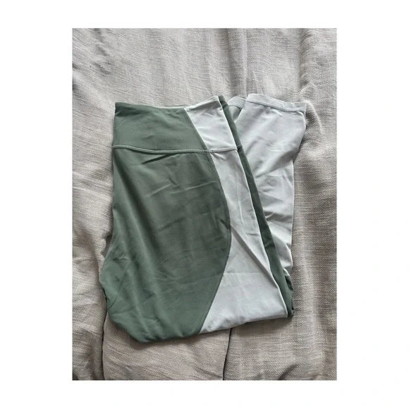 ⭐️SOLD⭐️ Nulu Colour Block High-Rise Crop 23" - Picture 3 of 3